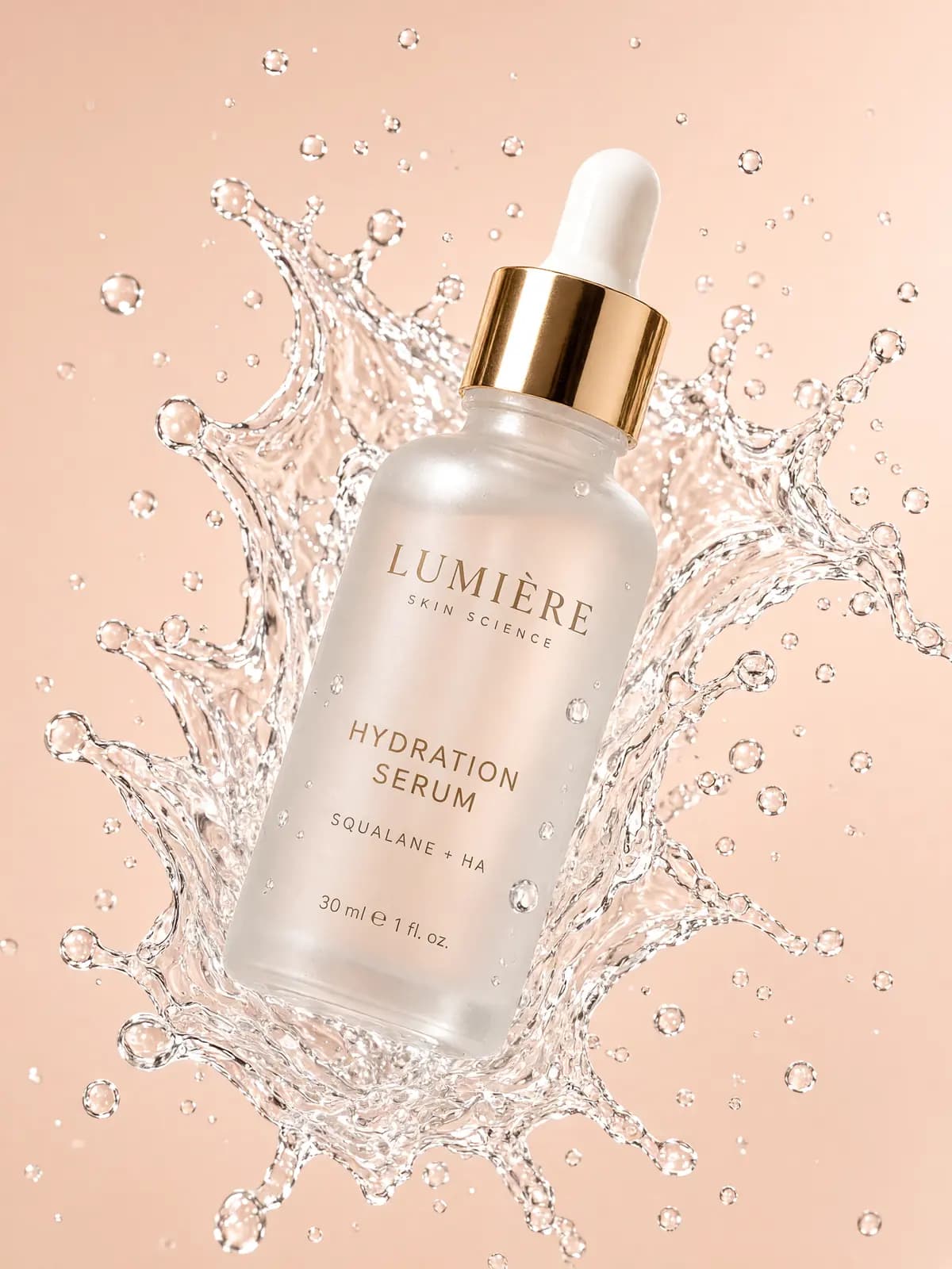 Chai serum mờ với ống nhỏ giọt vàng lơ lửng trong làn nước bắn.